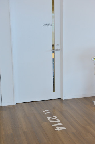 オフィス空間をユニークに彩るのは、床のいたるところに散りばめられたサイン。無駄を削ぎ落としたシャープなデザインが、IT企業にはふさわしい