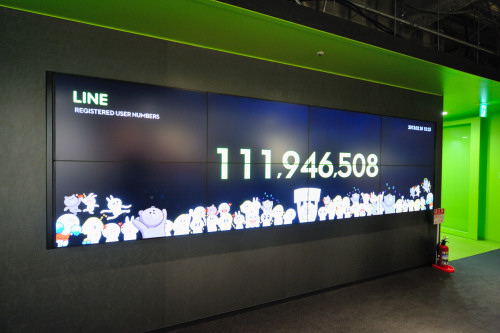 エントランス付近に設けられた大型モニタ。LINEのユーザー数や利用者のロケーションが、リアルタイムで表示される