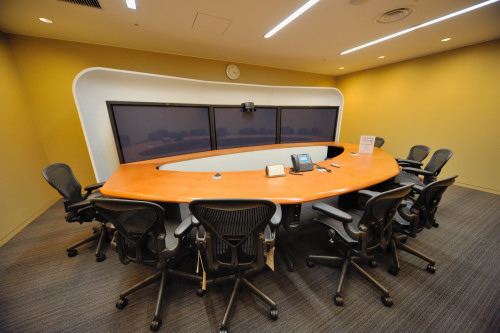 テレビ会議室。国内外のオフィスと渋谷のオフィスとを結んで、モニタ越しにミーティングを行うことができる