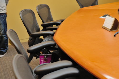 テレビ会議室。国内外のオフィスと渋谷のオフィスとを結んで、モニタ越しにミーティングを行うことができる