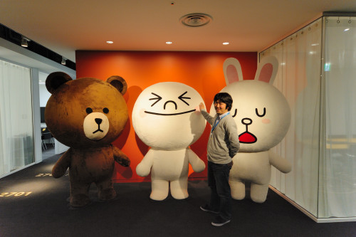 LINEが生んだ人気キャラクターのヌイグルミ。右から、ブラウン、ムーン、コニー。これだけ大きいとインパクトがある