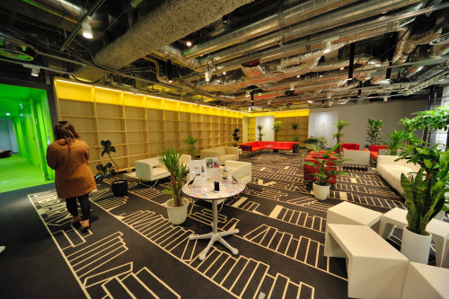 現在急ピッチで準備が進められている社内ライブラリー。床を彩る白いラインは本。と見せかけて、よく見ると「NHN」「LINE」の文字!?