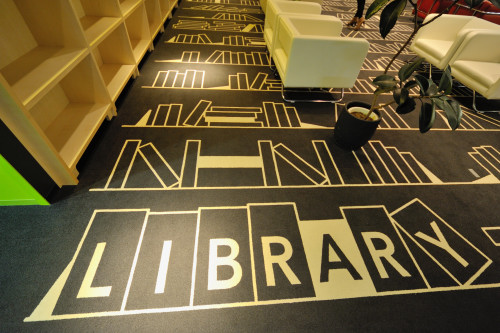 現在急ピッチで準備が進められている社内ライブラリー。床を彩る白いラインは本。と見せかけて、よく見ると「NHN」「LINE」の文字!?