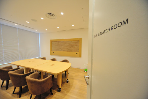 一見したところなんの変哲もないミーティングルーム。と見せかけて、ここはユーザーリサーチルーム。自社のサービスに対してフィードバックを得るために、ユーザーをこの部屋に招き、サービスについて自由に意見を述べてもらう