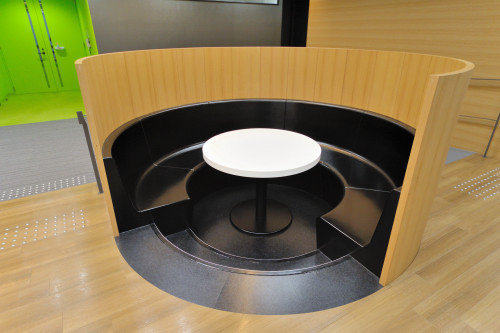 28階のミーティングスペースは、主に社員だけのもの。円形のソファ、対面式のイス、そしてクツを脱いで上がる掘りごたつのミーティングスペースまであり、バラエティに富んでいる。こんな場所で気分をリフレッシュしながらブレストに臨めば、ユニークなアイデアも生まれやすいというもの