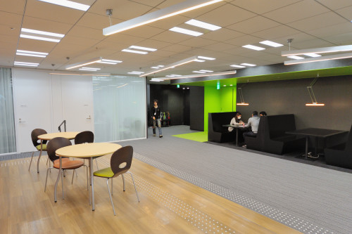 28階のミーティングスペースは、主に社員だけのもの。円形のソファ、対面式のイス、そしてクツを脱いで上がる掘りごたつのミーティングスペースまであり、バラエティに富んでいる。こんな場所で気分をリフレッシュしながらブレストに臨めば、ユニークなアイデアも生まれやすいというもの