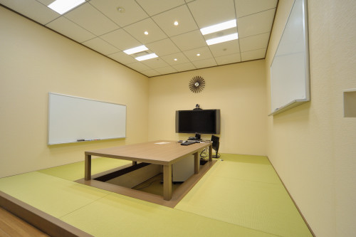 28階のミーティングスペースは、主に社員だけのもの。円形のソファ、対面式のイス、そしてクツを脱いで上がる掘りごたつのミーティングスペースまであり、バラエティに富んでいる。こんな場所で気分をリフレッシュしながらブレストに臨めば、ユニークなアイデアも生まれやすいというもの4