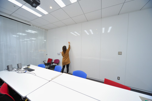 前面がホワイトボードのミーティングスペース。思いついたアイデアを、逃さず記していくのに最適な空間だ