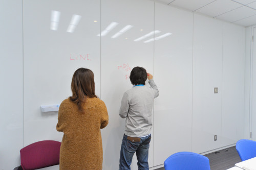 前面がホワイトボードのミーティングスペース。思いついたアイデアを、逃さず記していくのに最適な空間だ