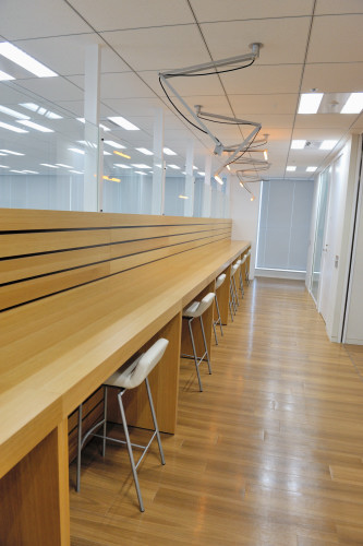 28階のミーティングスペースは、主に社員だけのもの。円形のソファ、対面式のイス、そしてクツを脱いで上がる掘りごたつのミーティングスペースまであり、バラエティに富んでいる。こんな場所で気分をリフレッシュしながらブレストに臨めば、ユニークなアイデアも生まれやすいというもの5