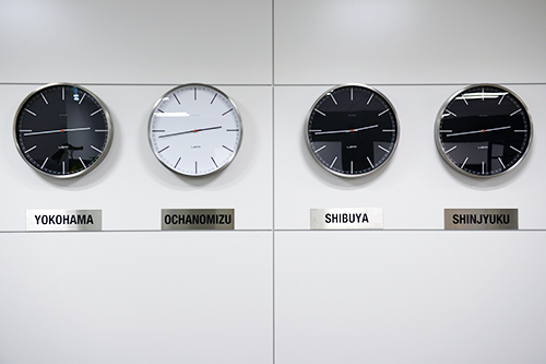 デジタルハリウッドSTUDIOのある横浜、お茶の水、渋谷、新宿の時刻を、それぞれ表示。よく見ると（よく見なくても？）、針が指している位置はすべて一緒。クリエイティブな人が行き交う学校らしいユーモア