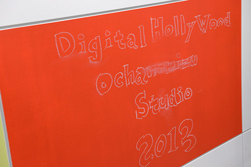 壁に添えられた黒板、ならぬ赤板？