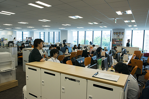 デジタルハリウッド全体の運営を支えるスタッフ約80名が一同に介するスタッフルーム