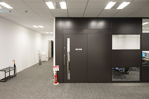 専門スクールの授業風景。もちろんPCは、ひとりに1台ずつ