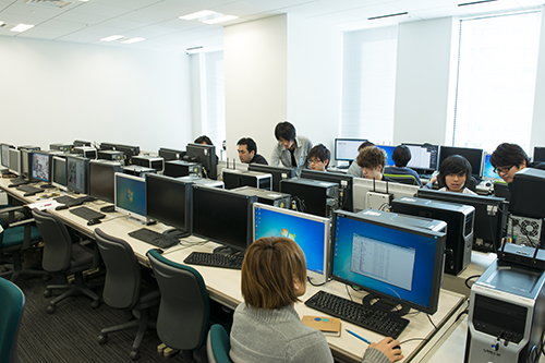 専門スクールの授業風景。もちろんPCは、ひとりに1台ずつ