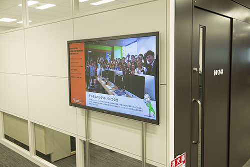 デジタルサイネージ。学校に関係するホットな話題は、すべてここで知ることができる