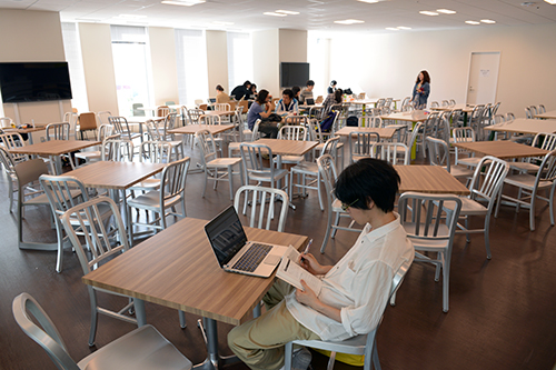 学生のみならず、先生やスタッフらが集うカフェテリア