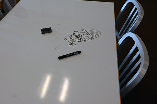 ホワイトボード代わりになるテーブル。撮影時にはあまり絵がなかったが、普段はもっと絵で埋めつくされている。ビジュアルコミュニケーションに特化した学校ならではの風景だ