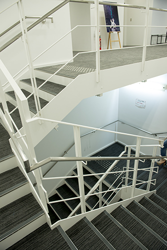 4階から3階のフロアへ通ずる階段。エントランスを出て、エレベーターに乗らずとも、ここを通じて、上下階に移動できる