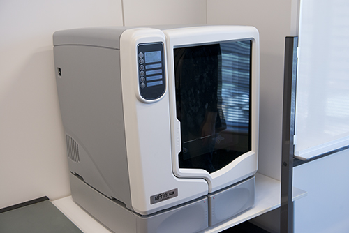 大学院Labで見かけた3Dプリンター。近年、話題を集めている機器を、いち早く投入することで学習環境を充実