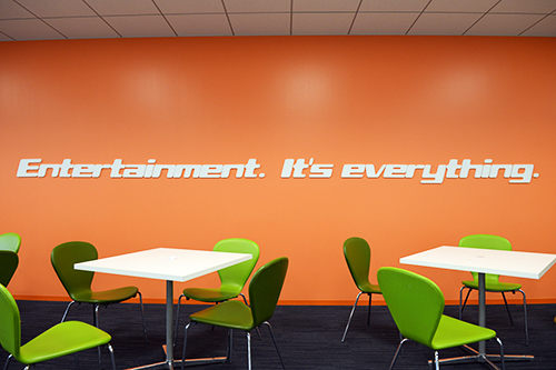 メインエントランス。大学が掲げるモットーのひとつ「Entertainment. It's everything」とは「すべてを、エンタテインメントにせよ」の意味