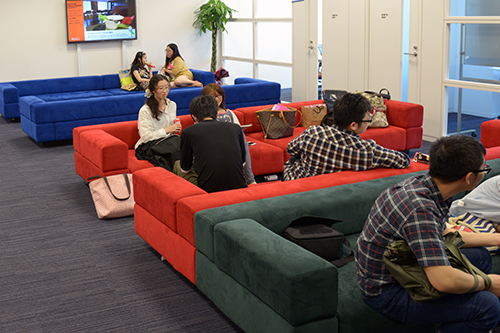 大学のエントランスに設けられた赤、緑、青のソファ。その配色はいうまでもなくRGB。さまざまな言語が飛び交うここには、大学生の30パーセントを占める留学生でにぎわっていた