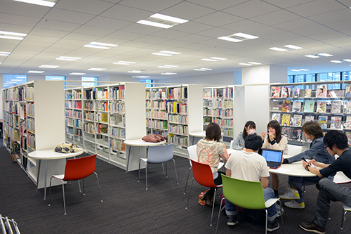 1万冊の蔵書をほこるメディアライブラリー。最も多いのはクリエイティブ関係の本だが、各種の雑誌やコミック、英語に関する本のほか、DVDソフトも充実