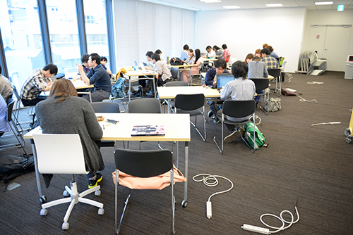 ライブラリー内の「コミュニケーションエリア」。ここは人々が集い会話をすることが許された領域。私語厳禁の「自習スペース」もある