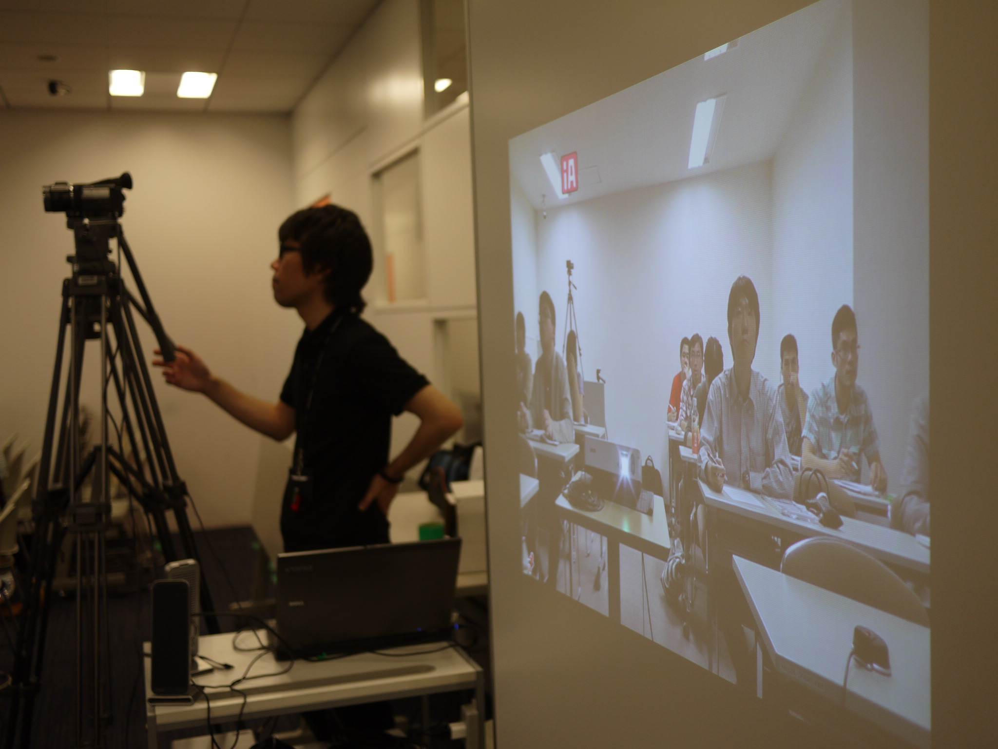 大学院の授業、杉山学長による「デジタルコミュニケーション原論」。大阪のサテライトキャンパス在籍の院生のために、リアルタイムでの動画配信を行っている。東京側には、大阪キャンパスの院生たちの様子も映し出される
