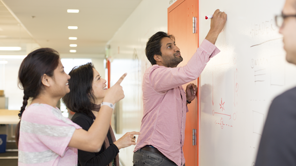 ホワイトボードになる壁に集い、即座にミーティングがスタート。これもEvernoteらしい風景のひとつ