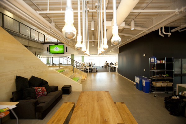 このビルに移転するにあたって設けられた4階と5階をつなぐ階段。いうまでもなくコミュニケーションを活性化するための施策だ