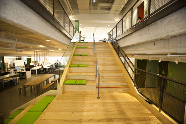 このビルに移転するにあたって設けられた4階と5階をつなぐ階段。いうまでもなくコミュニケーションを活性化するための施策だ