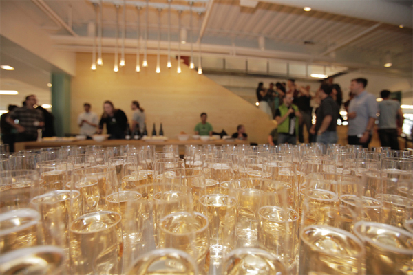 製品の発表直後や、Evernoteの5周年など、大きなマイルストーンを越えたときにはスタッフ全員でお祝い。ドリンクや軽食が振るまわれる