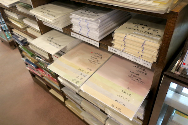 紙選びは墨との兼ね合いも大きいという。大橋さんは、紙ごとに墨を試したサンプル帳を自作しているとか。墨色のサンプル帳、見たい……! 