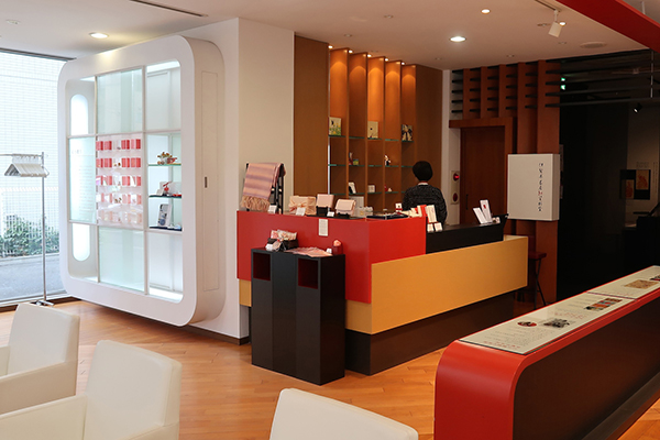 東京・南青山の「伊勢半本店 紅ミュージアム」 店内。左手入り口には紅染めの布が並んでいる