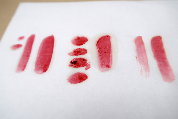 和紙に乗せてみたが非常に発色がいい。 右・中央)乾燥した紅を使用したため、 溶け切らない固まりが残ってしまった。 左)液状の紅を使用しているため滑らか