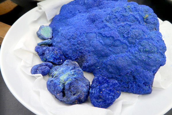群青に使われる藍銅鉱の固まり。圧巻……!! 「立派なので、砕かずに標本として保存しています」（松下さん）