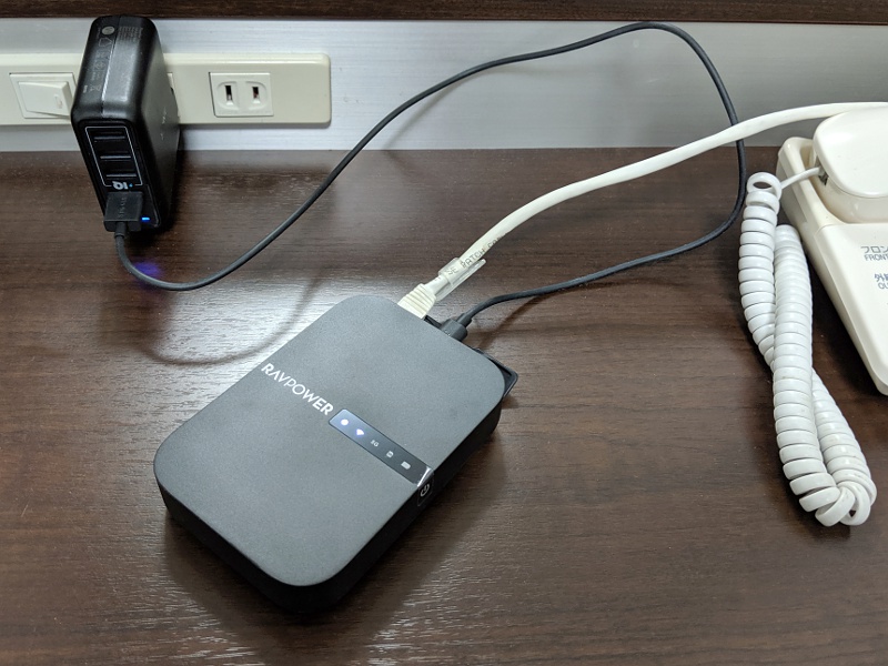 ホテルで使用中。有線LANケーブルにつないでWi-Fiデバイスをまとめて接続できます