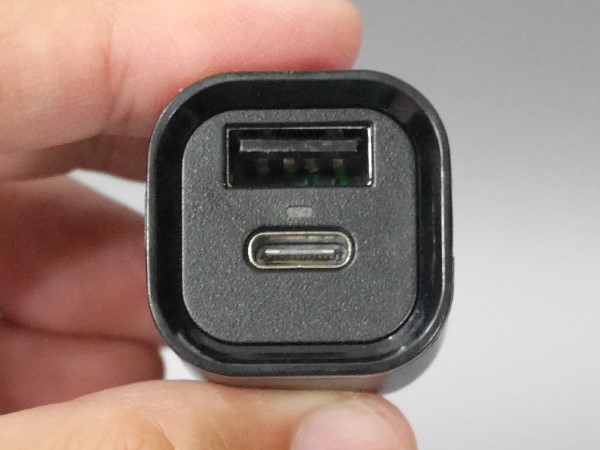 USB Type-AポートとUSB Type-Cポートを各1基搭載します