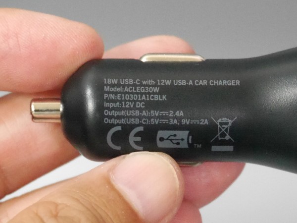 USB Type-Aは最大12W（5V/2.4A）、USB Type-Cは最大18W（9V/2A）に対応します