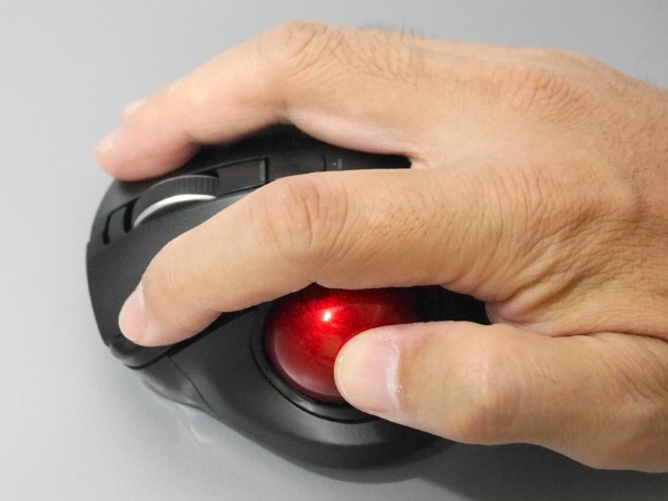 左ボタンの側面に拡張ボタンが2つあり、人差し指で操作します