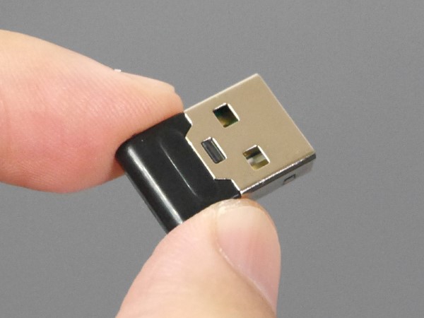 USBレシーバをUSBポートに接続して利用します。ドライバインストールは不要