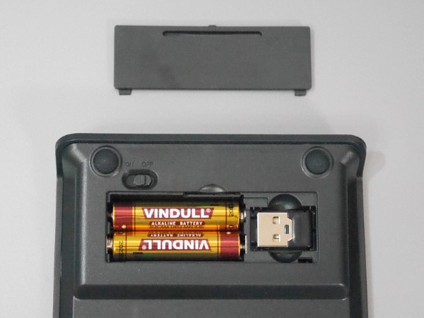 単4電池×2で駆動します。電池ボックス内にはUSBレシーバ収納スペースもあります