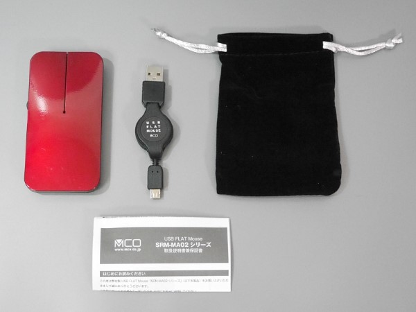 USBケーブルは取り外しが可能なリールタイプ。持ち歩き用のポーチも付属します