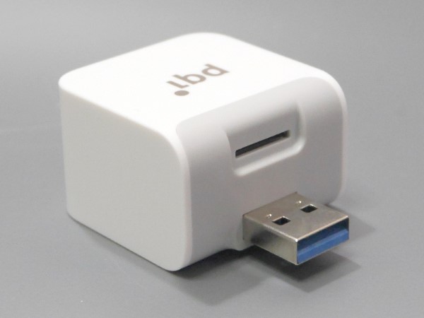 USBコネクタはそのままUSB充電器に接続します。その上にあるのはmicroSDスロット