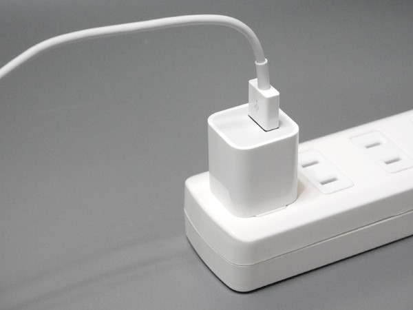 本製品がない場合の接続方法。USB充電器にケーブルを直接接続しています