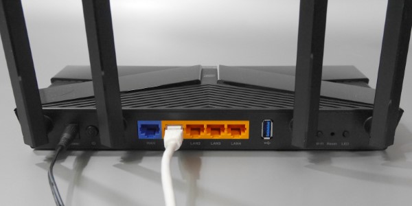 ルーターモードであれば接続先はONUなどになりますが、アクセスポイントモードの場合は既存のWi-Fiルーターに接続するため、LANケーブルは「WAN」ポートではなく「LAN」ポートのいずれかに挿します
