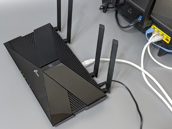 既存のWi-Fiルーターの背面ポートにLANケーブルで接続することで、Wi-Fi 6のアクセスポイントを追加する形になります。既存のWi-Fiルーターの側は、IPアドレスを割り振る状態になっていれば、ほとんどの場合、設定を変更する必要はありません