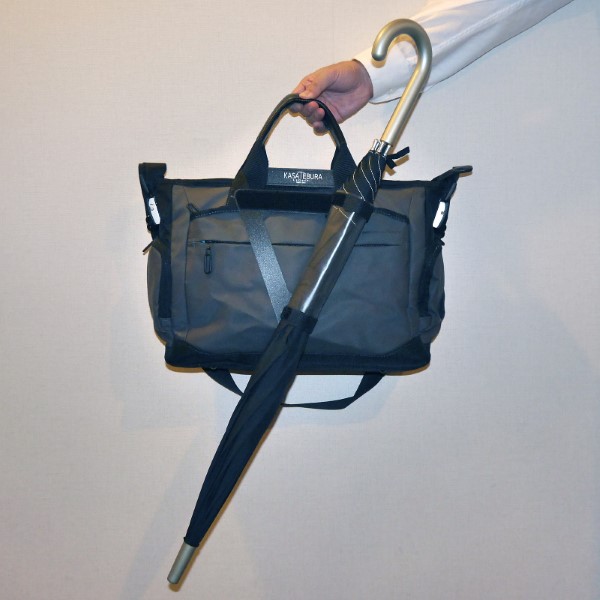 バッグを反対側の腕で持つ時には、傘の角度を逆向きに倒して使います