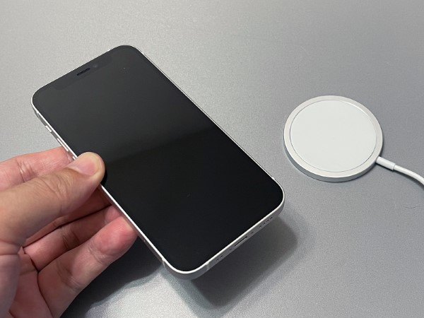 MagSafe充電器の上にiPhone 12シリーズを載せ、磁力で吸着させると…